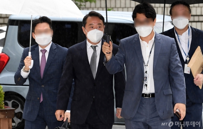 [사진]'인보사 의혹' 이웅열 전 회장 법원 출석