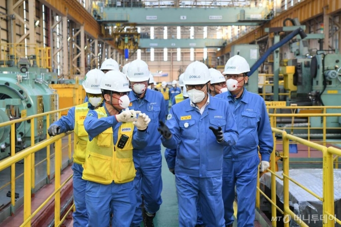 최정우 포스코 회장(앞줄 오른쪽)이 광양제철소 4열연 공장 방문해 현장을 점검하고 있다./사진제공=포스코
