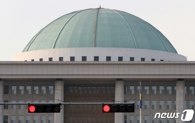 24일 오후 서울 여의도 국회 본청 앞 신호등에 빨간불이 켜져있다. 2020.2.24/사진=뉴스1
