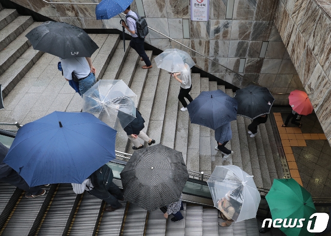 전국에 비가 내린 30일 오전 서울 종로구 광화문 일대에서 우산을 쓴 시민들이 출근을 하고 있다. 2020.6.30/뉴스1 © News1 이성철 기자