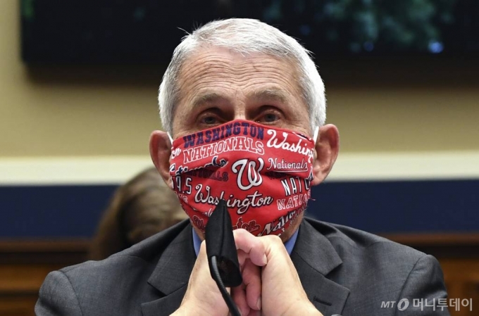 [워싱턴=AP/뉴시스]앤서니 파우치 미 국립알레르기전염병연구소(NIAID) 소장이 지난 23일 마스크를 착용한 채 의회에 출석한 모습. 2020.06.30.