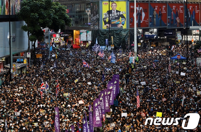 홍콩 시위대 80여 만명이 운집, 가두 행진을 벌이고 있다. © 로이터=뉴스1
