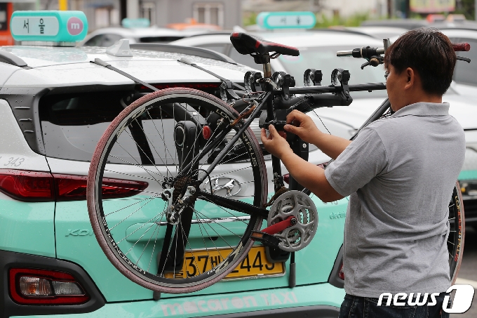 [사진] '고장나도 안심'...자전거 싣는 택시 운영