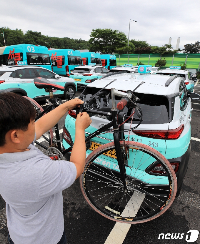 [사진] '자전거 고장나도 문제없다'...서울시, 자전거를 품은 택시 운행
