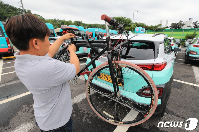 [사진] '자전거를 품은 택시'