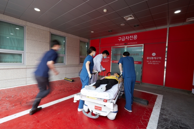 인천나은병원 의료진들이 응급환자를 이송하고 있다./사진=나은병원