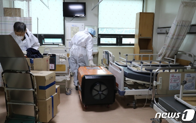 대전 충남대학교병원에서 관계자들이 이동형음압기를 설치하.고 있다. 2020.2.28/뉴스1 © News1 김기태 기자