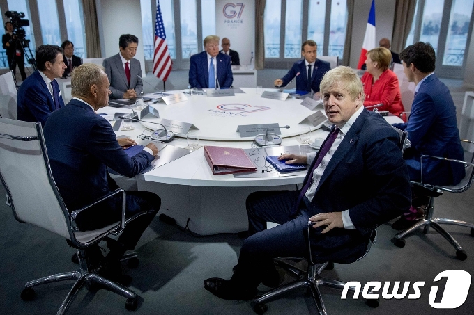 2019년 8월 G7 정상들과 도날트 투스크 EU 정상회의 상임의장이 프랑스 비아리츠에서 국제 경제와 무역, 안보 아젠다 관련 회의를 하고 있다. © AFP=뉴스1
