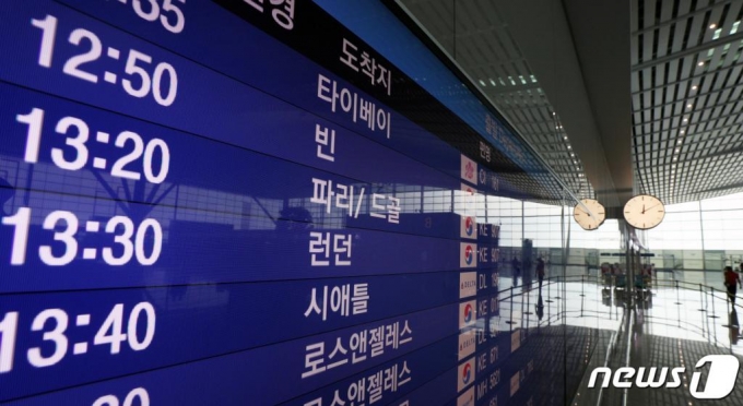 유럽연합(EU)이 한국에 대해 입국 제한을 해제한 1일 인천국제공항 출국장 전광판에 유럽행 비행기 출발 정보가 나타나 있다. /사진=뉴스1