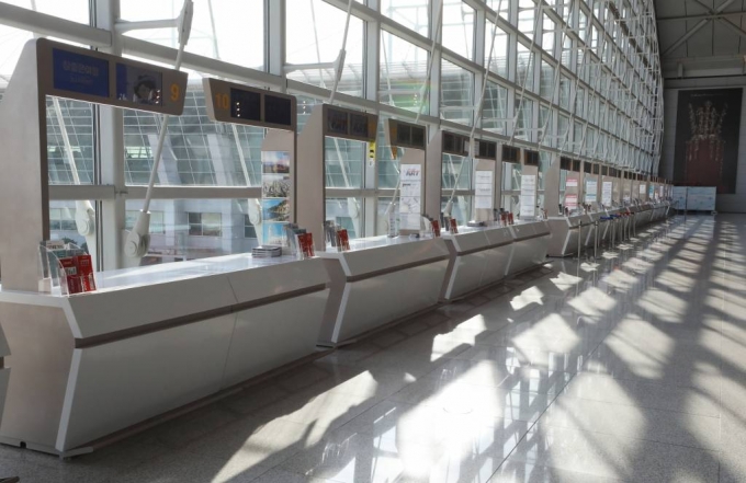 인천국제공항 제1터미널 출국장에 마련된 여행사 카운터가 한산한 모습을 보이고 있다. /사진=뉴시스