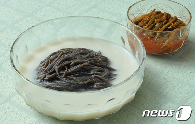 북한 함경도 특산 음식인 감자농마국수('내나라' 갈무리)© 뉴스1