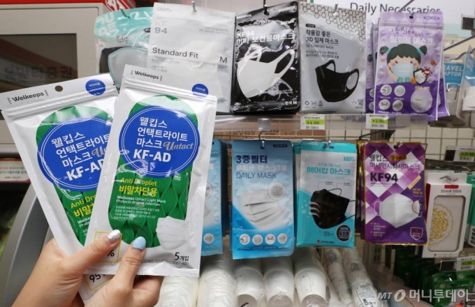전국 편의점, 대형마트에서 비말 차단용 마스크 판매를 시작한 1일 서울 중구 세븐일레븐 소공점에 마스크가 진열돼 있다. / 사진=김휘선 기자 hwijpg@