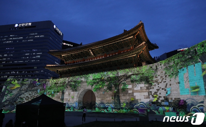 [사진] 숭례문 밝게 물들인 미디어 파사드