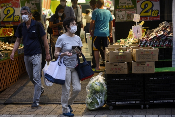 일본 도쿄의 한 시장에서 시민들이 마스크를 쓴 채 장을 보고 있다. /사진=AFP