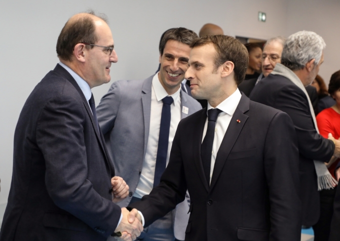 지난해 1월 에마뉘엘 마크롱 프랑스 대통령(오른쪽)과 악수하는 장 카스텍스(왼쪽). /사진=AFP