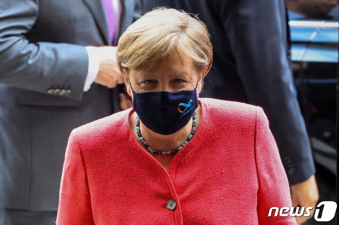 앙겔라 메르켈 독일 총리가 3일 연방 상원에 출석하면서 마스크를 착용했다. © 로이터=뉴스1