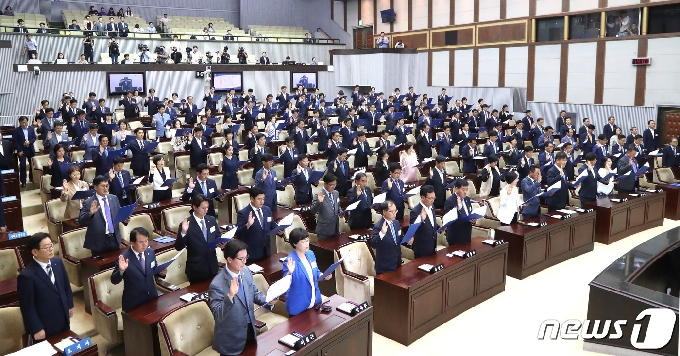 의원 142명 전원이 참석한 가운데 지난 2018년 7월10일 진행된 제10대 경기도의회 개원식 모습./© 뉴스1