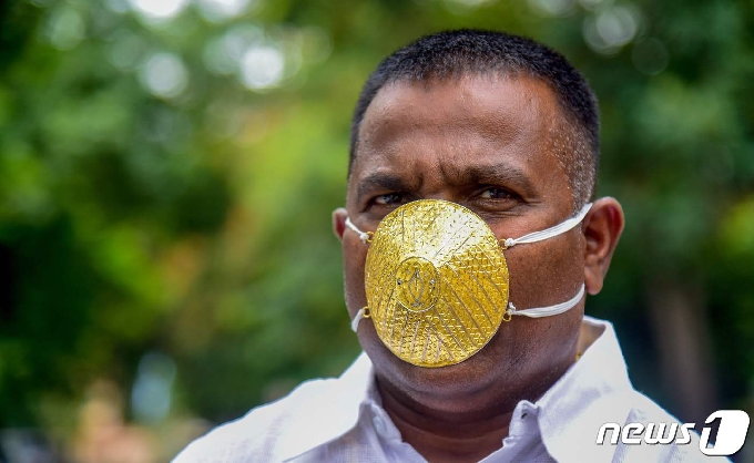 금 마스크를 쓰고 있는 인도의 사업가 샨카르 쿠르하드© AFP=뉴스1