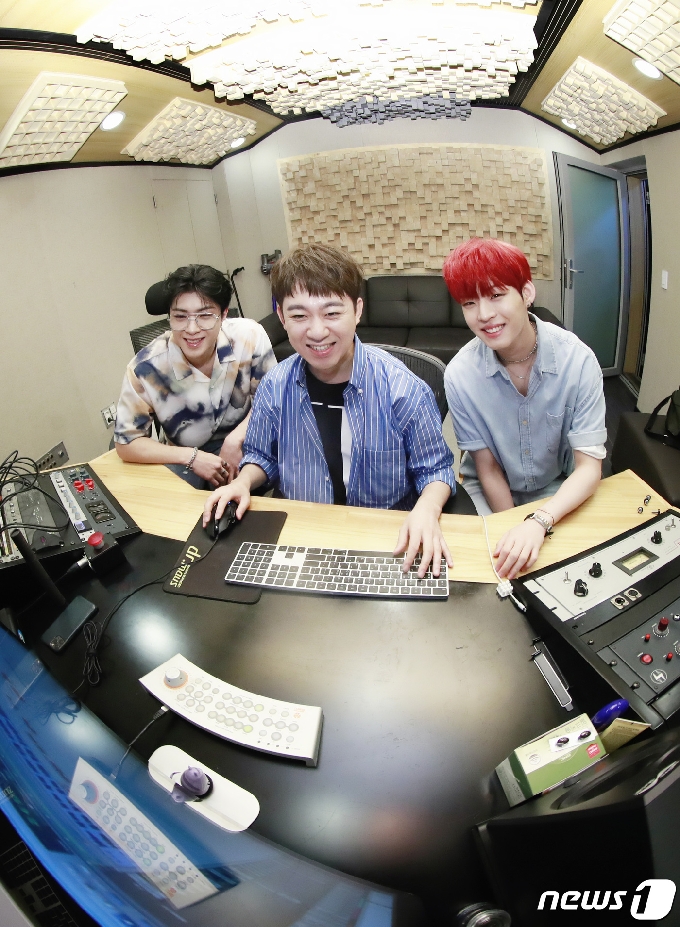 온앤오프 와이엇(왼쪽부터), 황현 프로듀서, 온앤오프 효진© News1 권현진 기자