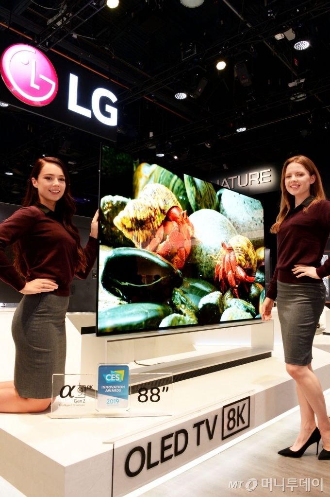8일부터 미국 라스베이거스에서 열린 CES 2019 전시회에서 모델들이 세계 최초 8K 해상도를 구현한 LG전자 88인치 올레드 TV를 소개하고 있다. / 사진제공=LG전자