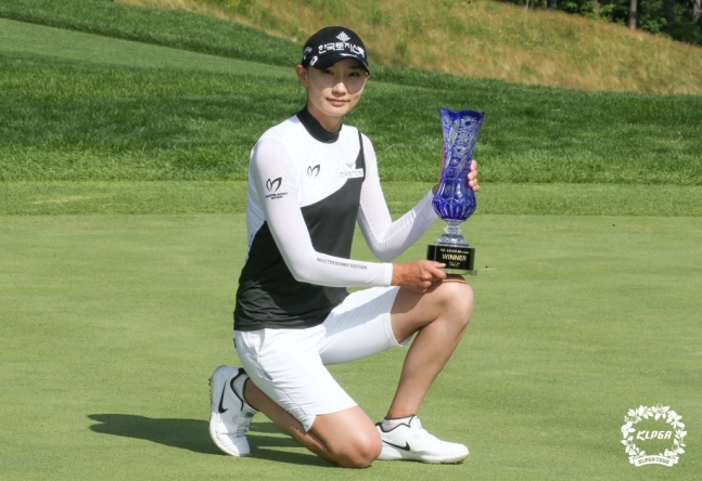 김민선이 5일 '맥콜·용평리조트 오픈 with SBS Golf'에서 우승한 뒤 트로피를 들어 보이고 있다. /사진=KLPGA