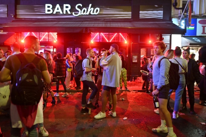 영국 런던 소호 거리에서 술에 취한 시민들이 술을 마시고 있다/사진=AFP