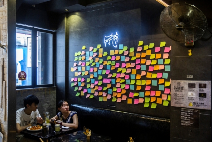 홍콩 한 식당에 붙어 있는 포스트잇. /사진=AFP