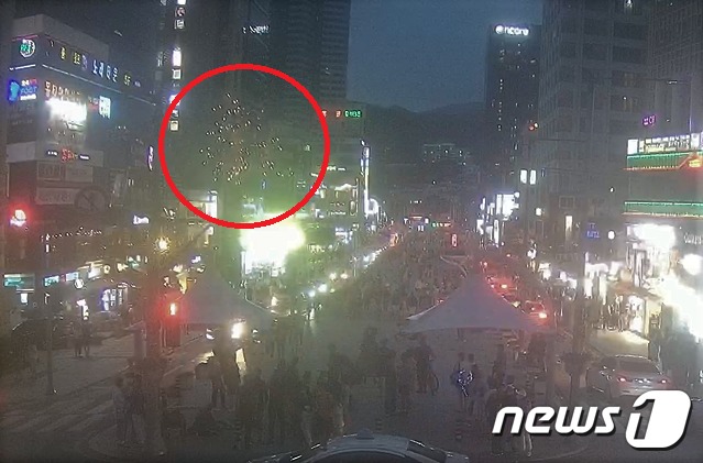 지난 4일 부산 해운대 구남로 위에서 외국인이 폭죽놀이를 하는 장면이 CCTV에 포착됐다.(해운대구 제공)2020.7.6/뉴스1 © 뉴스1