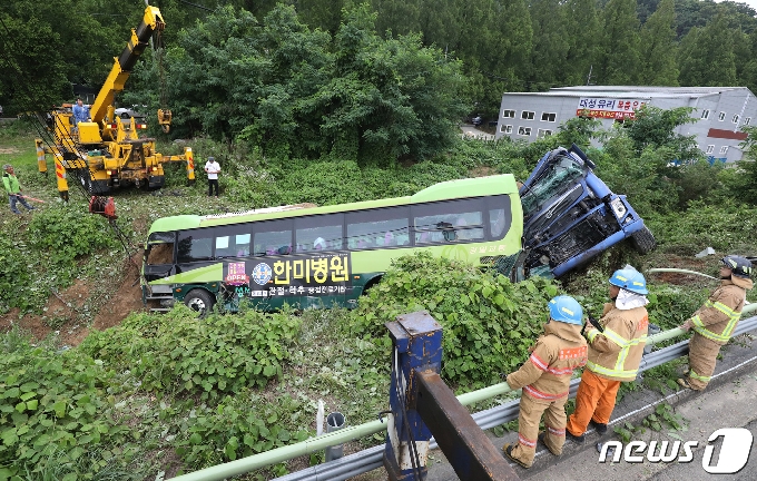 [사진] 경북 성주, 24톤 덤프·시외버스 추돌
