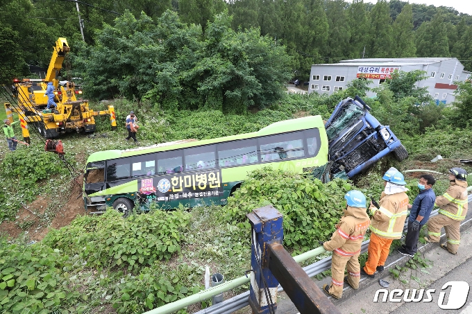 [사진] 경북 성주, 24톤 덤프·시외버스 추돌