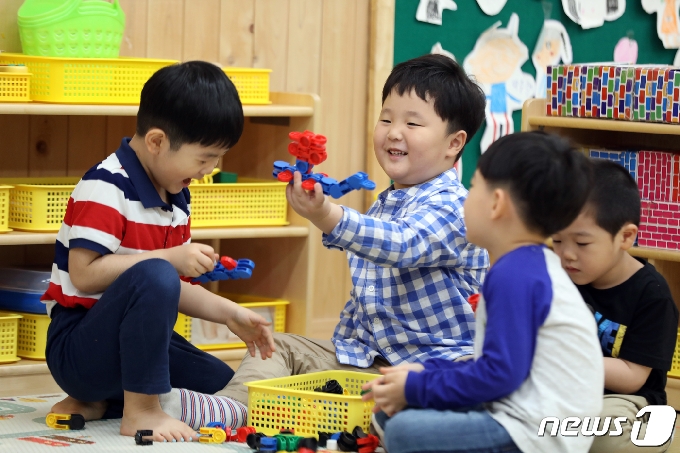 지난달 1일 한 어린이집에서 등원한 원생들./뉴스1 © News1 한산 기자