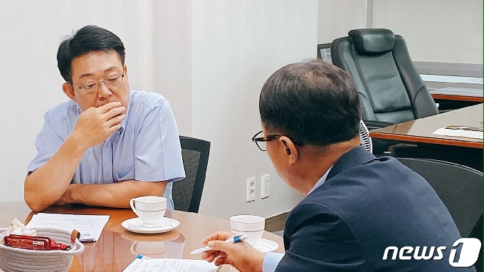 허종식 민주당 의원(왼쪽)이 기우성 셀트리온 부회장의 설명을 듣고 있다.(허종식 의원실 제공)© 뉴스1