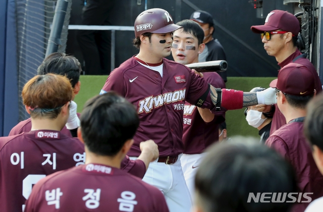 박병호(가운데)가 지난 5일 열린 수원 KT전서 개인 통산 300번째 홈런을 친 뒤 세리머니를 하고 있다. /사진=뉴시스