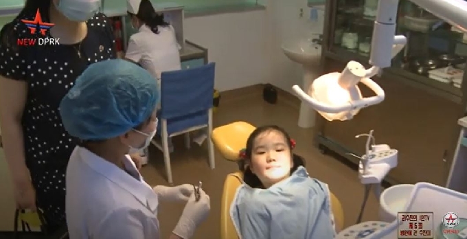 옥류아동병원에서 치과 진료를 받고 있는 북한 어린이 리수진.(유튜브 'New DPRK' 갈무리)© 뉴스1
