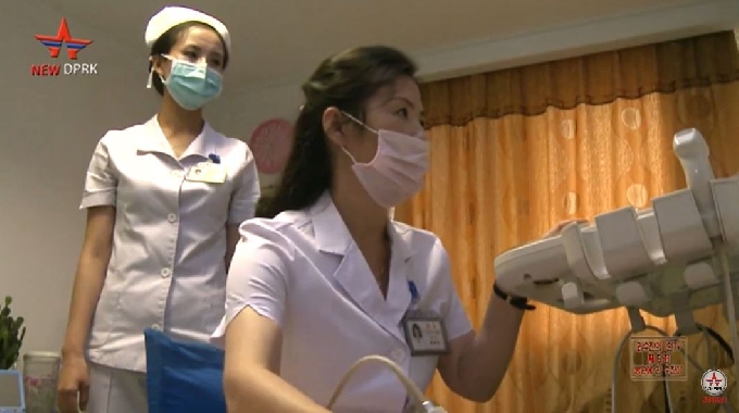 옥류아동병원에서 복부초음파 진료를 받고 있는 북한 어린이 리수진.(유튜브 'New DPRK' 갈무리)© 뉴스1