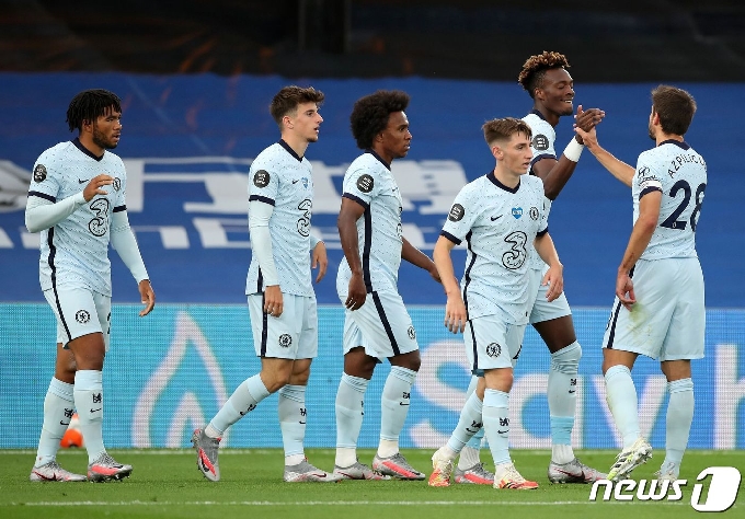 첼시 선수들이 8일(한국시간) 영국 런던의 셀허스트 파크에서 열린 크리스탈 팰리스와의 2019-20 잉글랜드 프리미어리그 34라운드에서 득점 후 기뻐하고 있다. © AFP=뉴스1