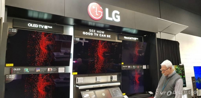 미국 라스베이거스 근교의 베스트바이 매장에서 짐 카슨씨(67)가 LG 올레드 TV를 살피고 있다. /사진=심재현