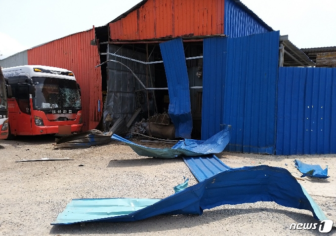 9일 오전 11시53분께 울산 북구 신천동의 한 건축자재 업체에서 컴프레서가 폭발하는 사고가 발생해 공장 일부가 파손돼 있다.(울산소방본부 제공) © 뉴스1