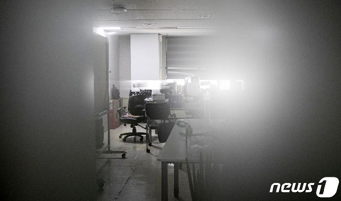 [사진] 코로나19 확진 발생에 폐쇄된 사무실