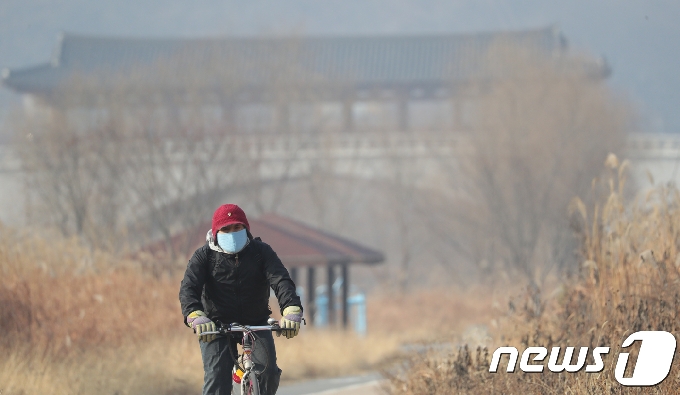미세먼지로 뿌연  전주천변을 한 시민이 자전거를 타고 지나고 있다. /뉴스1