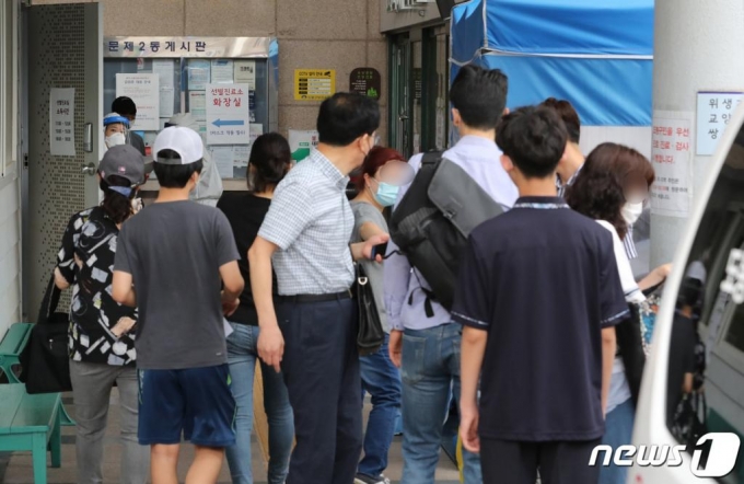(서울=뉴스1) 이성철 기자 = 14명의 신종 코로나바이러스 감염증(코로나19) 확진자가 도봉구 성심데이케어센터에서 발생한 가운데 12일 서울 도봉구보건소에서 시민들이 검체 검사를 받기 위해 기다리고 있다. 도봉구청 관계자는 해당 센터에 있는 어르신들 40여 명과 직원 23명 등 모두 60여 명에 대한 전수검사를 진행해 확진자 13명을 파악했다고 밝혔다. 2020.6.12/뉴스1