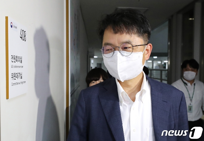 [사진] 전원회의장 들어가는 박준식 최저임금위 위원장