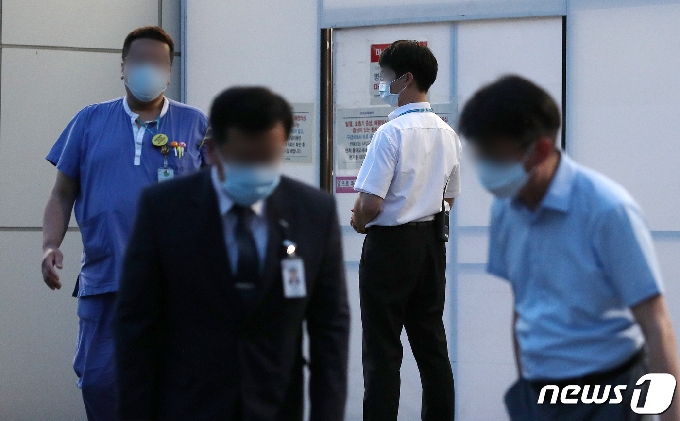 [사진] 분주하게 움직이는 서울대병원 관계자들