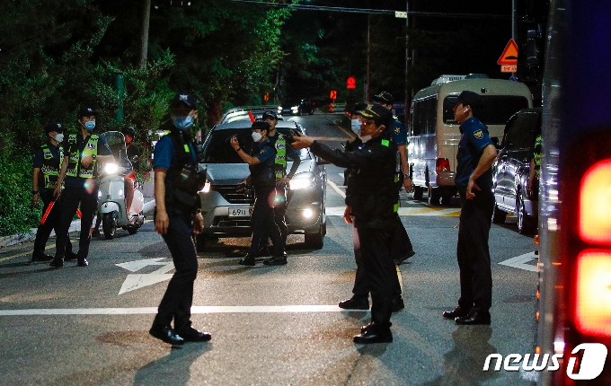[사진] 경찰, 박원순 시장 수색 야간작업 투입