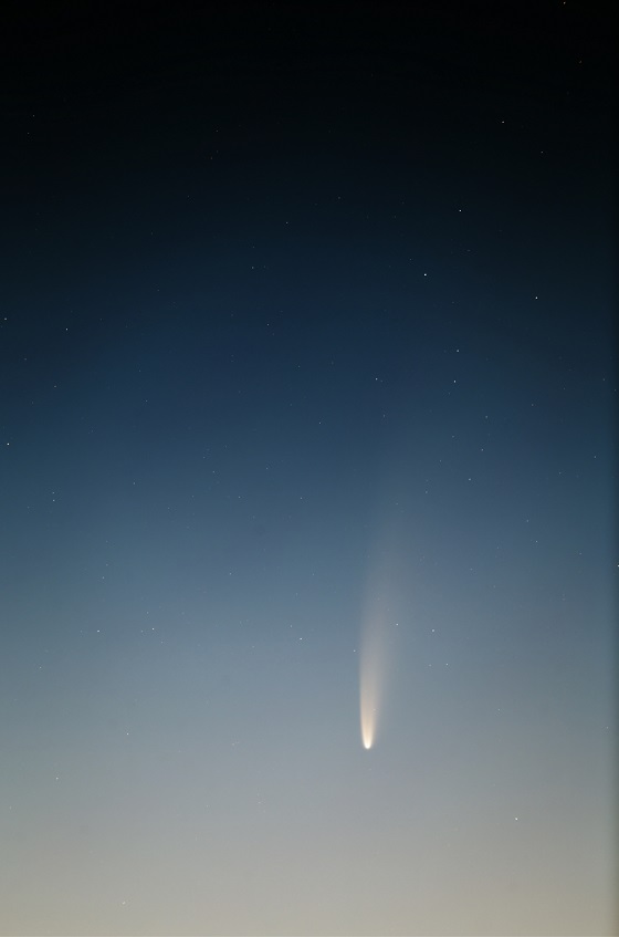 2020년 7월 8일 4시 24분 강원도 태백시에서 촬영한 니오와이즈 혜성, 한국천문연구원 박영식 선임연구원 촬영