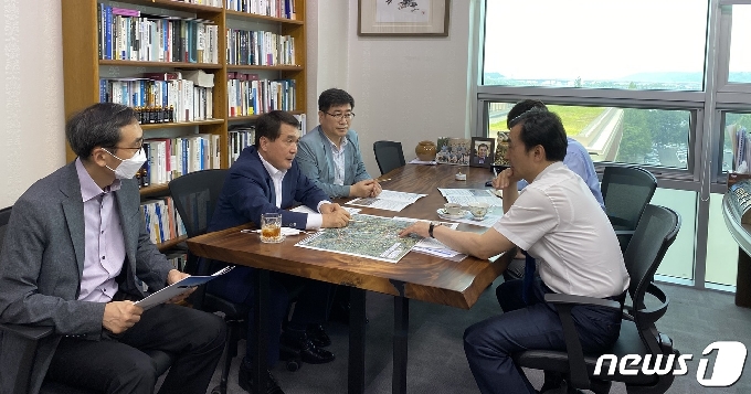 박성일 전북 완주군수(왼쪽 두번째)가 중앙부처를 방문해 국가예산 지원을 요청하고 있다.(완주군제공)2020.7.10 /뉴스1