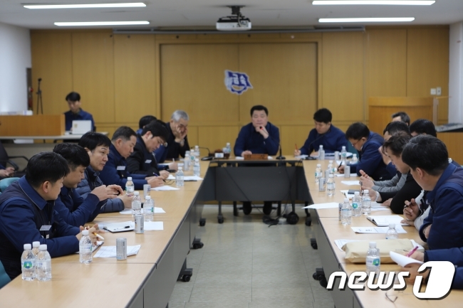 이상수 노조위원장과 새로 선출된 9개 사업부 대표의 상견례 모습.© 뉴스1