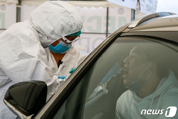 5일 카자흐스탄 알마티에서 한 남성이 코로나19 진단검사를 받고 있다. © AFP=뉴스1