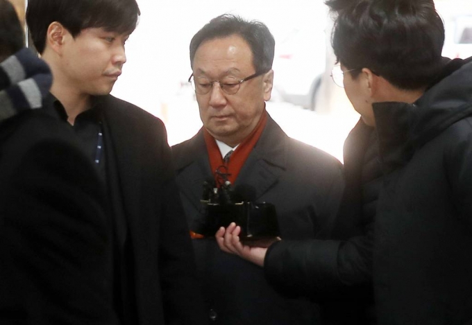 이우석 코오롱생명과학 대표(가운데)./ 사진=김휘선 기자