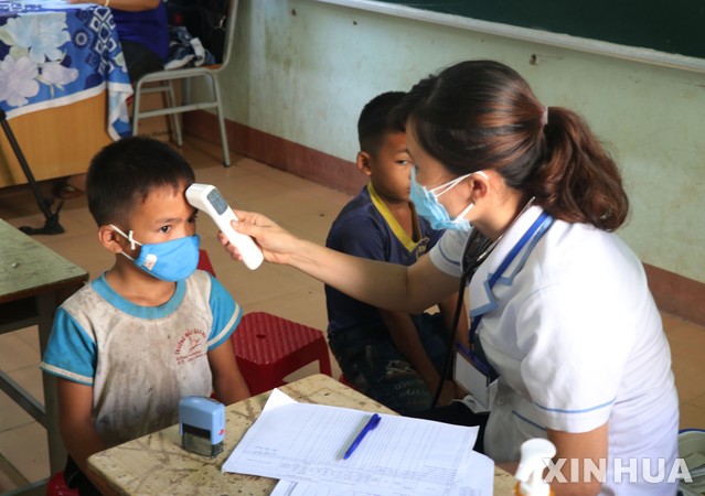 [닥락=신화/뉴시스]베트남에서 디프테리아가 확산돼 60명 이상이 감염되고 최소 3명이 사망했다 .사진은 8일 베트남 닥락 성의 한 마을에서 의료진이 어린이들의 체온을 재고 있는 모습. 2020.07.09 /사진=뉴시스